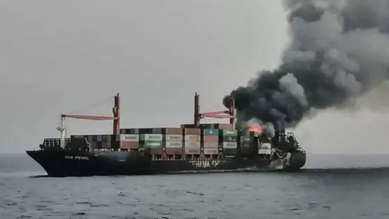 السيطرة على حريق بمركب حاويات قرب منصة بترول في البحر الأحمر دون خسائر بشرية