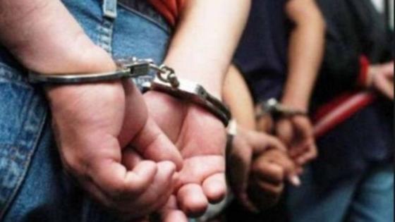 القبض على المتهمين باستدراج موظف إلى شقة وسرقته بالإكراه في 6 أكتوبر