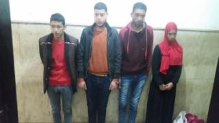 بنت المحله تمارس الرذيله مع ثلاث شباب وتسقط فى الوحل متلبسه