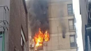 ألسنة اللهب تشتعل بأعلى عقارين في الجيزة.. وإخماد النيران بالكامل