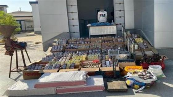ضبط عامل بالفيوم لإدارة ورشة لتصنيع الألعاب النارية وبحوزته قرابة 1.9 مليون قطعة