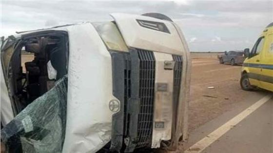مصرع شخص وإصابة 6 آخرين إثر انقلاب ميكروباص بالطريق الأوسطى