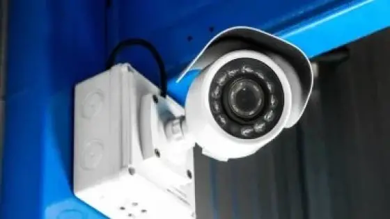 طبيبة تتهم والد مخرج مشهور بإتلاف كاميرات منزلها والاعتداء عليها في 6 أكتوبر