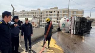 انقلاب سيارة نقل محملة بـ50 طن مواد بترولية بكوبري حسب الله الكفراوي يعرقل الحركة المرورية