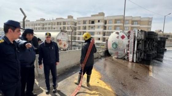 انقلاب سيارة نقل محملة بـ50 طن مواد بترولية بكوبري حسب الله الكفراوي يعرقل الحركة المرورية