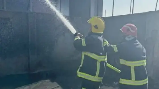 إخماد حريق مخزن مواد غذائية بسنورس دون إصابات