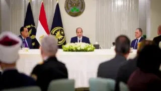 خلاف مروري يقود سائق تاكسي لاصطدام بدراجتين ناريتين في طنطا