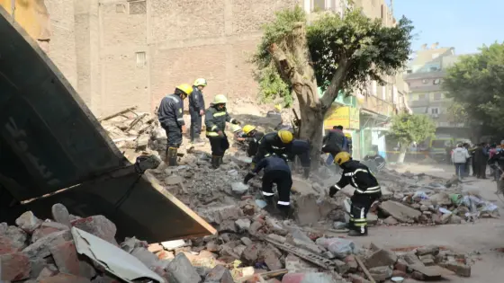 انهيار مفاجئ لعقار في روض الفرج.. إنقاذ مسن والبحث مستمر عن طفلة تحت الأنقاض