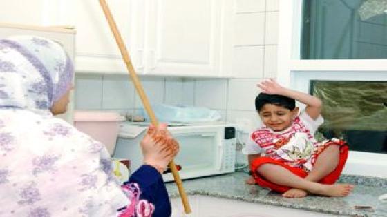 الأمن يفحص فيديو لسيدة تعذب طفلين داخل دوة مياه