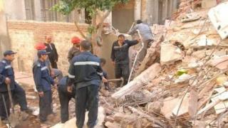 عاجل إنهيار عقار بعرب يسار في الخليفة