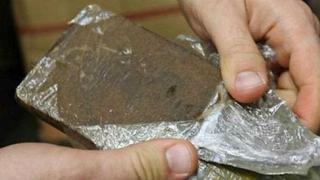 القبض على عاطل بحوزته حشيش ببنها