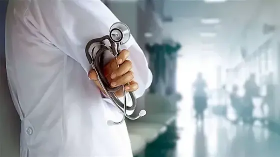 إلقاء القبض على طبيب بتهمة التحرش بفتاة أثناء عملية جراحية بالقاهرة