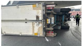 قوات المرور ترفع سيارة تريلا من ميدان عبد المنعم رياض وتعيد الحركة لطبيعتها