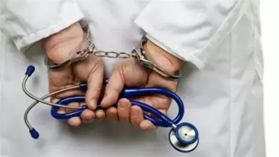 قرار قضائى جديد بإعادة محاكمة طبيب القلب المزيف بتهمة تزوير المؤهل وانتحال صفة طبيب