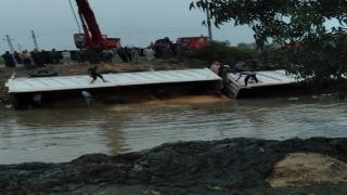 انقلاب تريلا محملة بالرمال في ترعة بطريق دمنهور – أبو المطامير بالبحيرة