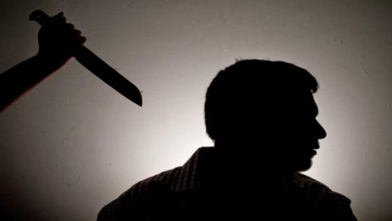 عاطل يغرس سكينا في جسد صديقه بعين شمس