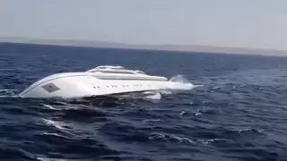 تفاصيل حادث شحوط مركب سفاري بمرسى علم.. ووزيرة البيئة توجه بحصر الخسائر| انفوجراف