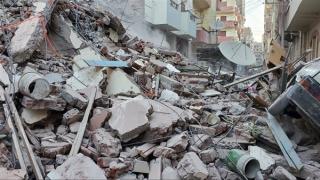 استمرار عمليات البحث تحت أنقاض عقار منهار في مصر القديمة