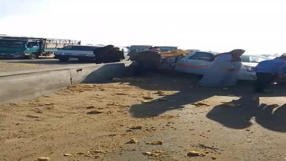 انقلاب سيارة محملة بأقراص جبنة رومي على طريق المنصورة ـ جمصة