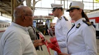 رجال الشرطة يشاركون المواطنين فرحة عيد الأضحى في الشوارع والميادين