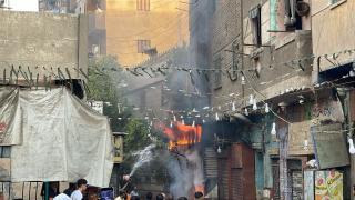 النيران تندلع بشراسة في شارع الزرايب.. و3 سيارات تطفئ الكارثة