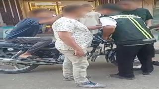 بدون لوحات ويسير عكس الاتجاه.. ضبط قائد دراجة نارية خالف المرور وتحدى الشرطة