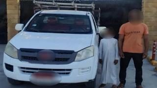 مشهد خطير على الطريق.. طفل خلف مقود سيارة نقل ووالده بجانبه