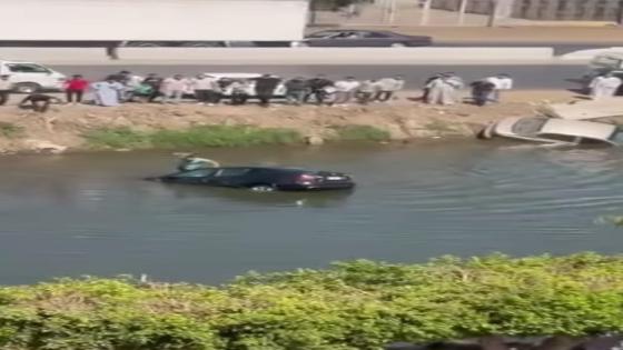 بشجاعة نادرة.. شاب يحطم زجاج سيارة غارقة وينقذ أسرة من الموت في الترعة