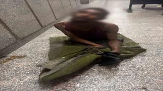 كشف ملابسات منشور عن شخص من ذوي الإعاقة يفترش الشارع لاستجداء المارة وبيع المناديل بالجيزة