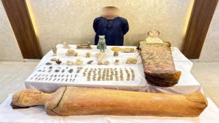 ضبط 151 قطعة أثرية بحوزة شخص بالمنيا.. بينها تابوتان و97 عملة معدنية
