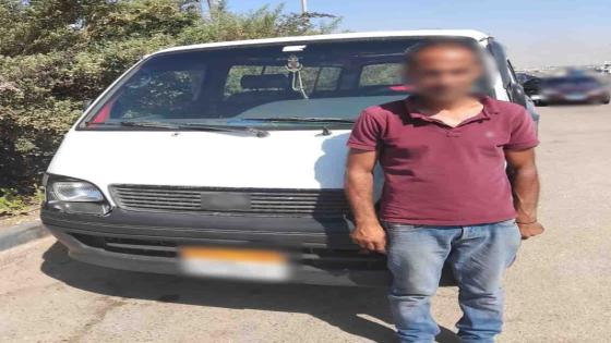 ضبط قائد ميكروباص لقيادته عكس الاتجاه وتعطيل الحركة المرورية بالدرب الأحمر