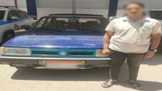 ضبط سائق أجرة في سوهاج بعد السماح لراكب بالجلوس فوق الصندوق الخلفي