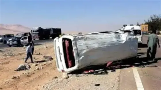 مصرع شخص وإصابة 4 في انقلاب ميكروباص على الطريق الأوسطي بالشرقية