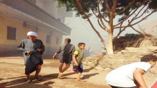 صور.. السيطرة على حريق نشب في عدد من المنازل نتيجة ارتفاع درجات الحرارة بـ أسيوط