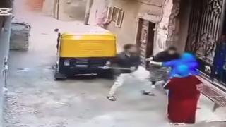 خلافات الجيرة تتحول لاعتداء على سيدات في الشرقية.. توك توك وعصا ومادة قابلة للاشتعال