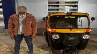 خلاف على الأجرة ينتهي بتحطيم هاتف طالبة في سوهاج.. والداخلية تضبط سائق “توك توك”