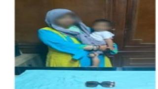 الداخلية تكشف حقيقة فيديو “طفلة الميكروباص” بالجيزة.. السيدة والدتها وليست مختطفة
