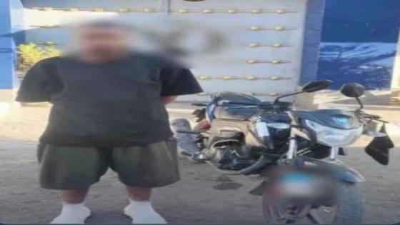 خلاف على أولوية المرور ينتهي بتحطيم سيارة.. ضبط قائد دراجة نارية بالإسكندرية