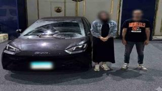 ضبط سمسار وفتاة بعد ظهورهما في فيديو بأفعال خادشة للحياء داخل سيارة بالإسكندرية