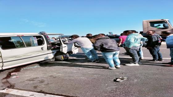 قطعوا العربية علشان يخرجوا السواق.. إصابة 14 شخصًا في تصادم ميكروباص أعلى الطريق الأوسطي