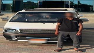 كشفت أجهزة وزارة الداخلية ملابسات مقطع فيديو تم تداوله على مواقع التواصل الاجتماعي، يظهر فيه قائد سيارة ميكروباص وهو يحاول التعدي على أحد الأشخاص باستخدام قطعة حديدية في محافظة الجيزة.