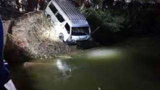 من بينهم طالبات جامعيات.. إصابة 16 شخصا في انقلاب ميكروباص بترعة في سوهاج