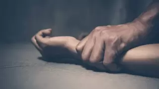 سبقني واشتكى.. متحرش يبلغ عن تعرضه للضرب من قبل موظفة بأحد البنوك حاول اغتصابها بـ عين شمس