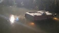 إصابة 10 أشخاص بعد سقوط سيارة بنك الدم في ترعة بالمنيا