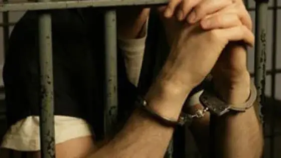 مريض نفسي يروع الناس بسلاح أبيض في المرج