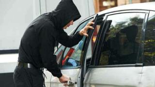 القبض على المتهم بنهب هاتف وأموال من داخل سيارة بالإسكندرية