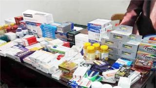 المتهم وبحوزتة الادوية المهربة