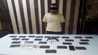 المتهم وبحوزته المخدرات وخرطوش