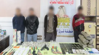 المتهمين وبحوزتهم كوكتيل المخدرات