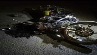 قصة ابو العلا أخطر تاجر مخدرات وحكاية "وزة "وسوبر والمخ أشهر ديلرات بفيصل حينما يموت الضمير وتخرب الذمم ويكون المال هو الهدف الاسمى لبعض الناس فعلى هذه الارض السلام ..حينما يحترف بعض الرجال القتل بدم بارد وترويج السموم بقلوب متحجرة فعلى هذه الارض السلام ..وحينما يستحل بعض الرجال الحرام ويستهدفون قتل الابرياء من الشباب بهذه المواد السامة من اجل الثراء السريع ..فعلى هذه الارض السلام ..ابو العلا ..رجل حقق ثروة طائلة ويعمل فى مجال الموبليات المستعملة بشارع فيصل ..هذا الرجل ميسور الحال ولديه سيارتان ومسكن عبارة عن دورين فى احدى العمارات السكنية الشاهقة ..ولديه اموالا طائلة ..ويعيش فى رخاء ..ما الذى يجعله يتاجر فى المخدرات ويروج السموم بين الشباب ..الطمع والجشع وحب الحرام ..هذا هو السبب وهذه هى الاجابة ..احترف ابو العلا تجارة المخدرات بشتى انواعها ..بدءا من الحشيش ..الاستروكس ..الشابو ..البودر ..وبقية الانواع المعروفة ..وكون جيشا جرارا من الموزعين والديلرات ..وكون شبكة من الدواليب الخطرة التى تعمل لحسابه الشخصى ..واتخذ من محل الموبليا المستعملة ستارا يخفى نشاطه المشبوه ..ونجح ابو العلا فى تحقيق شهرة واسعة بين المدمنين ..كافة الاعمار فى الاحياء الشعبية المجاورة لمنطقة فيصل التى يعيش فيها ..وكذلك حقق شهرة بين تجار الصنف فى الجيزة ..خاصة ان ديلراته معروفين وبدأوا يحققون شهرة واسعة ..ابو العلا جند ثلاثة من اخطر الموزعين فى الجيزة للعمل معه فى توزيع الصنف واغراق المناطق الشعبية المجاورة لفيصل بالسموم ..وهؤلاء هم "وزة "والمخ" و"سوبر"هذه الاسماء معروفة جدا لمدمنى المخدرات بهذه المناطق ..وهؤلاء ايضا رغم صغر سنهم الا انهم كونوا اموالا طائلة ..ولازال ابو العلا يعبث بكل هؤلاء وكل الاعمال الخطرة فى شتى انحاء المحافظة ..ورغم ان ابو العلا دخل السجن فى فترات سابقة وكذا نجله دخل السجن وقضى به 6 سنوات فى جريمة اتجار المخدرات ..الا ان المال الحرام والكسب الحرام وتجارة السموم تغرى وتعمى العيون ومن اعتاد على كسب الحرام من المستحيل ان يتوب عنه ..فواصل ابو العلا تجارته المشبوهة وواصل ترويج السموم التى يحصل عليها من احد كبار التجار والمهربين المعروفين والذين ترصدهم الاجهزة الامنية وتحاول جاهدة ضبطهم والقبض عليهم ..يسعى ابو العلا كما جاءت مصدرنا بالمعلومات للانفراد بسوق الصنف فى المنطقة بنفسه ويسعى ايضا لتجنيد ديلرات جدد وموزعين على اعلى مستوى ليضمن اخلاء السوق له ..ولما لا وهو يحقق الملايين من وراء هذه التجارة الغير مشروعة ..ويعتزم أبو العلا تروويج كمية كبيرة من مخدر البودر والحشيش فى الفترة المقبلة ..كما يعتزم نشر المزيد من دواليب المخدرات فى المنطقة والمناطق المجاورة..أما "وزة "وسوبر والمخ .. فهم ينشطون فى هذه الايام بين الشباب لدرجة انهم دمروا ادمغة معظم الشباب بهذه المخدرات الملعونه ..وسوف نرصد حركاتهم فى الفترة المقبلة ونتابعهم حتى نصل الى كبار التجار الذين يعملون معهم وسنكشف اساليبهم ودواليبهم فى الحلقات القادمة ..